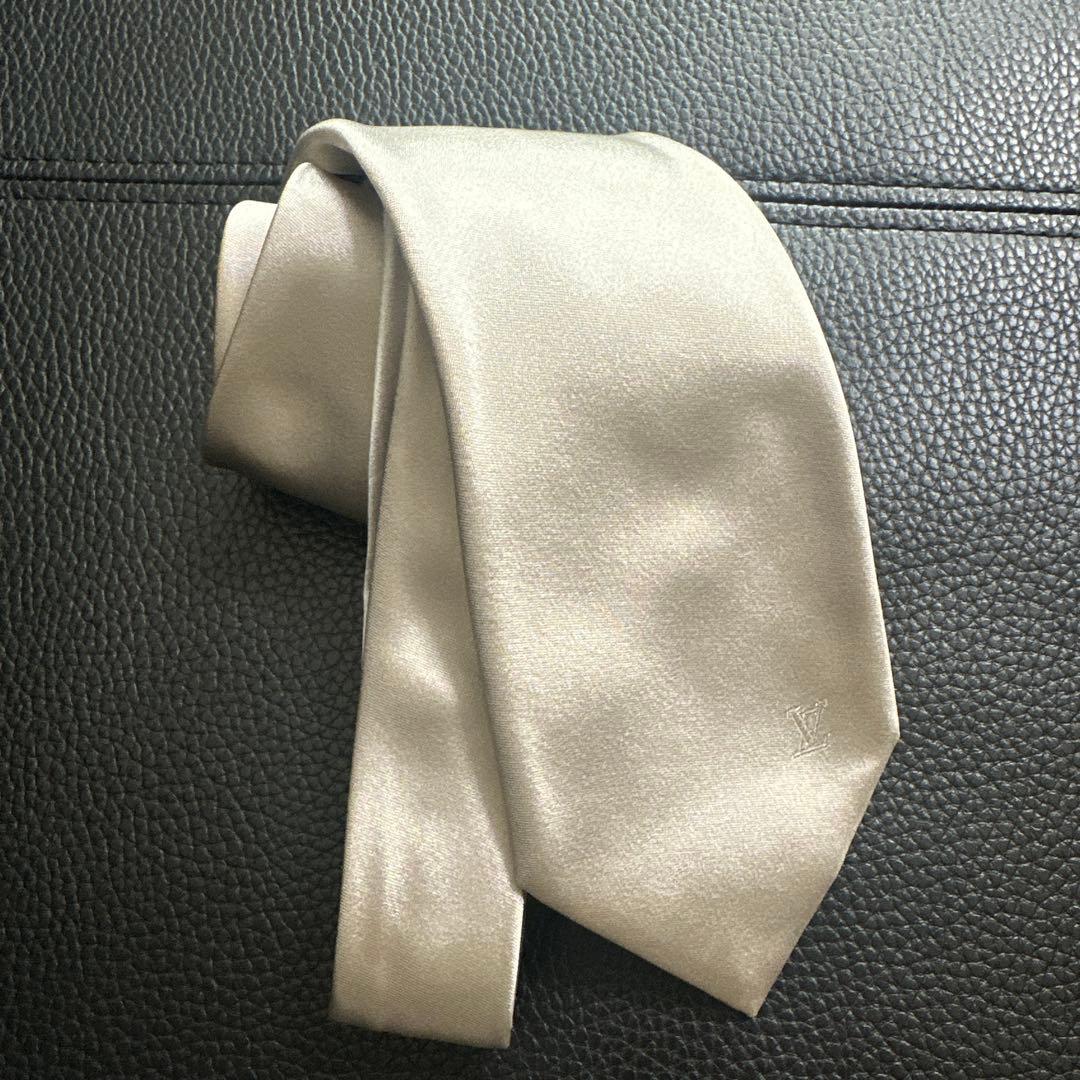 Louis Vuitton シルバー 無地 ネクタイ