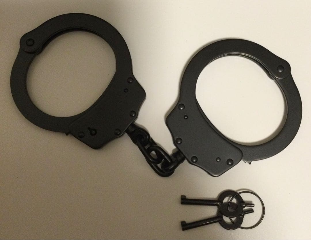 本店タイプ手錠ケース　手錠　定期入れ黒色茶色紐付き4点セット