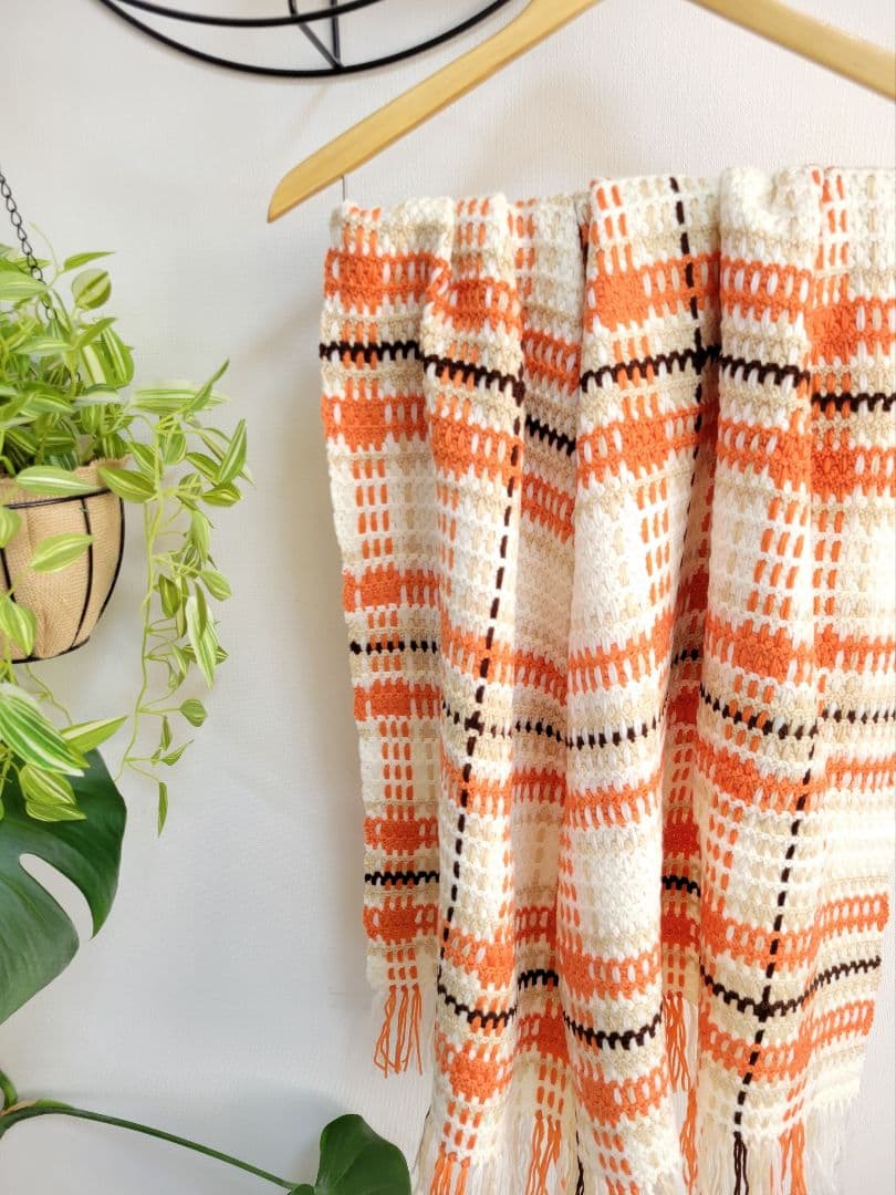 織物のようなチェック柄のブランケット（オレンジ）膝掛け おくるみ 手編み