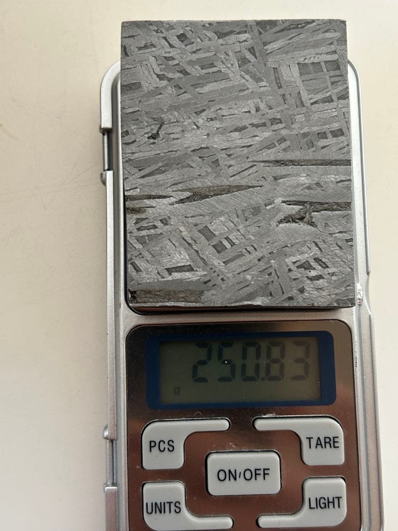 アルタイ鉄隕石。美しい長方形。約250.83g