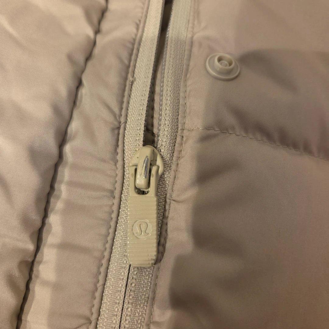 新品未使用　ルルレモン 　ワンダーパフ700クロップダウンベスト　　グレージュ4