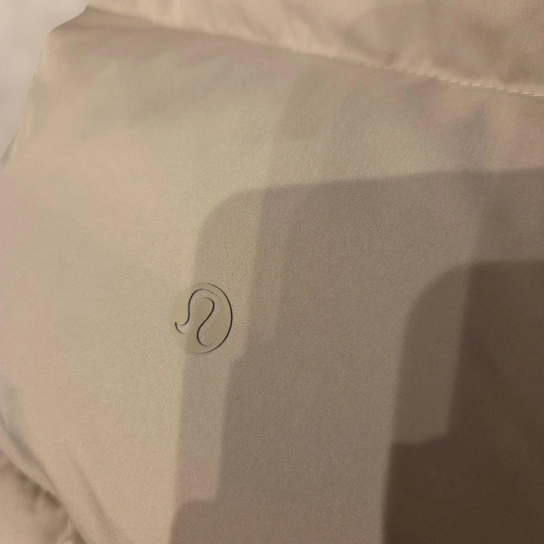 新品未使用　ルルレモン 　ワンダーパフ700クロップダウンベスト　　グレージュ4