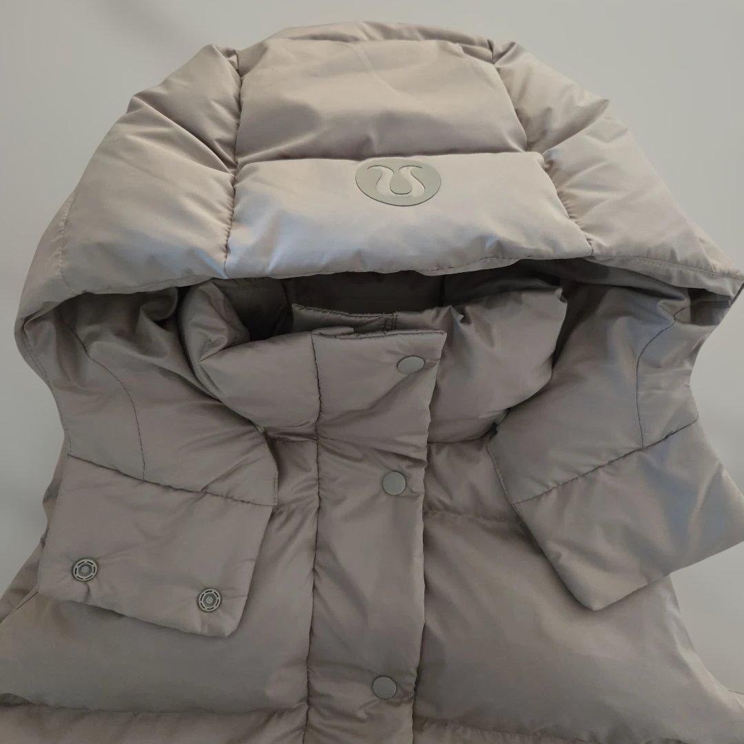 新品未使用　ルルレモン 　ワンダーパフ700クロップダウンベスト　　グレージュ4