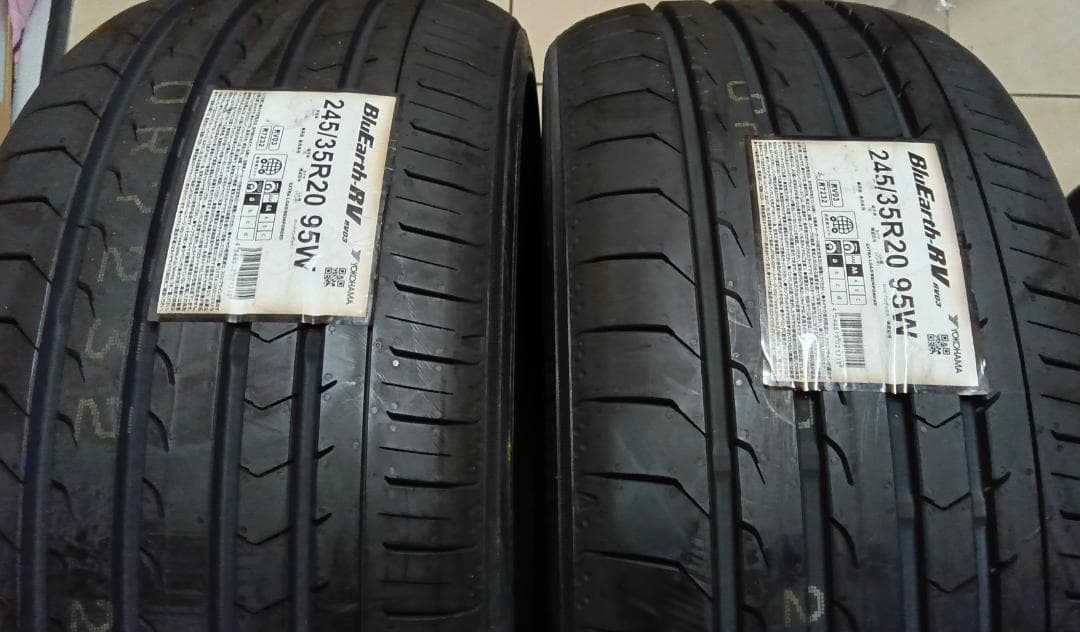 その②送料含日本製未使用2本　245/35R20ヨコハマブルーアースRV03