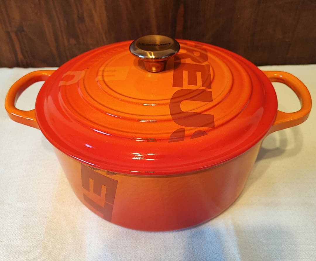 ル・クルーゼ　ビッグロゴ コレクション　シグニチャー ココット・ロンド 22