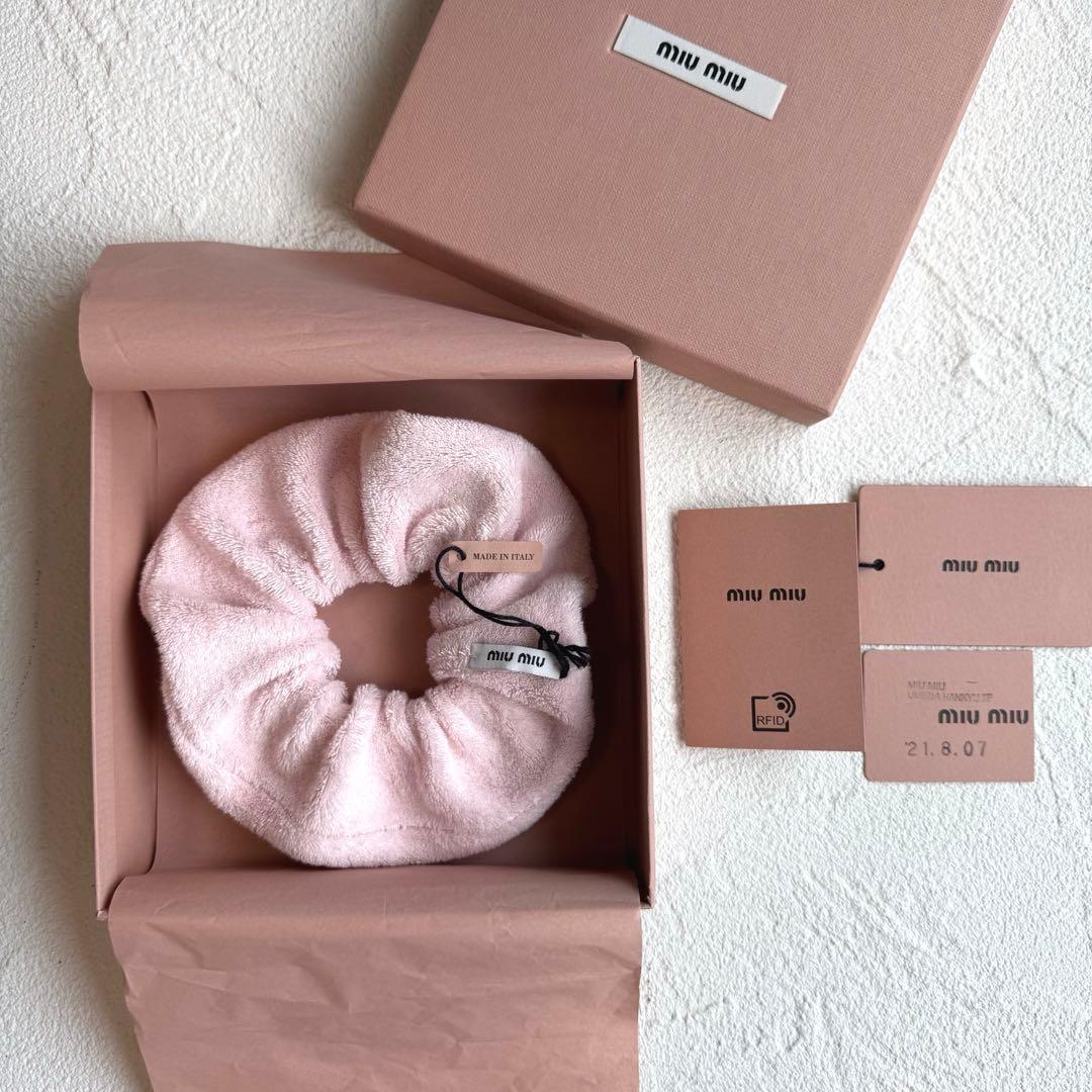 miumiu ミュウミュウ シュシュ ヘアゴム パイル ロゴ刺繍 ピンク