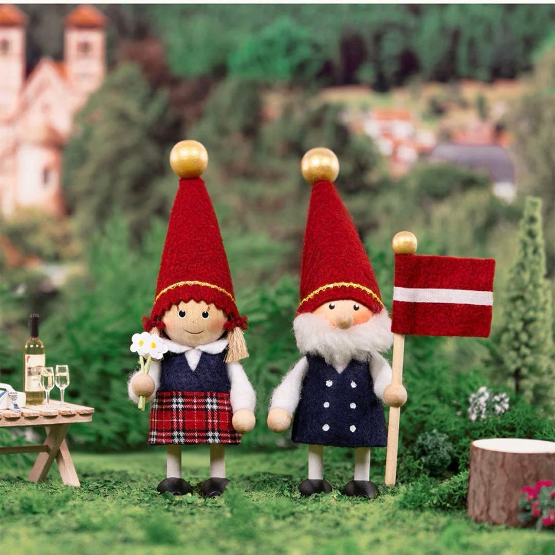 ディカニッセ 【イルムス限定】ラトビアの国旗を持ったサンタと女の子のセット
