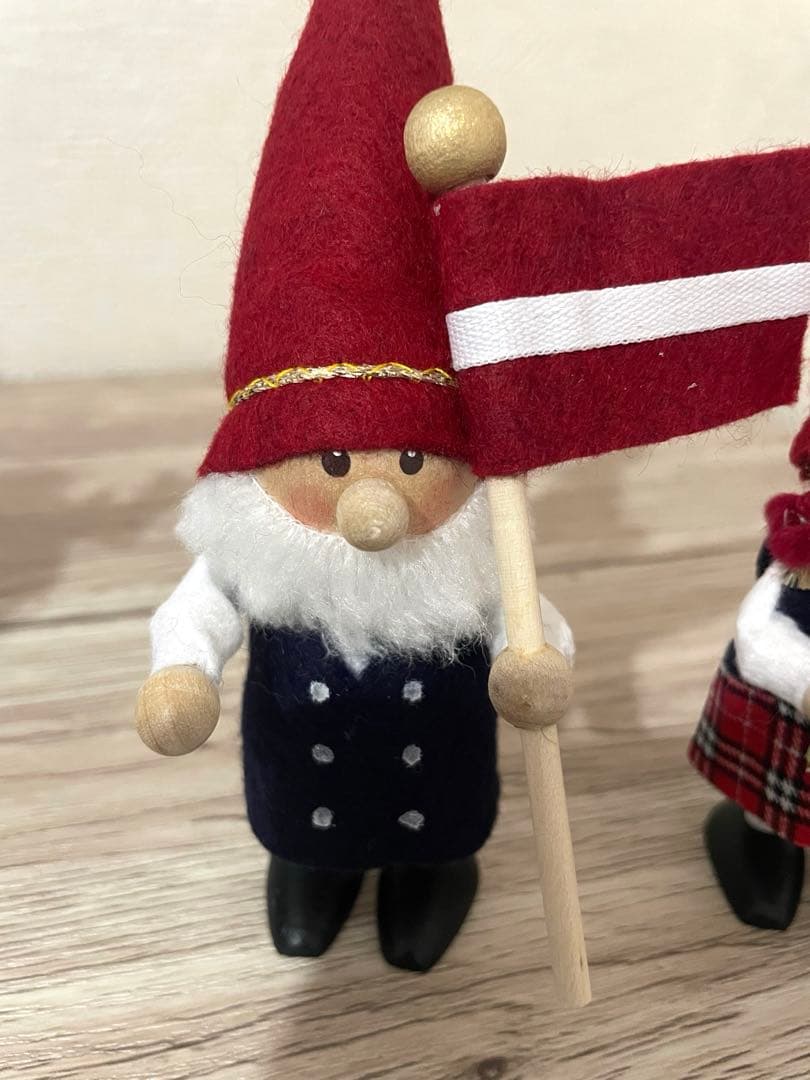 ディカニッセ 【イルムス限定】ラトビアの国旗を持ったサンタと女の子のセット