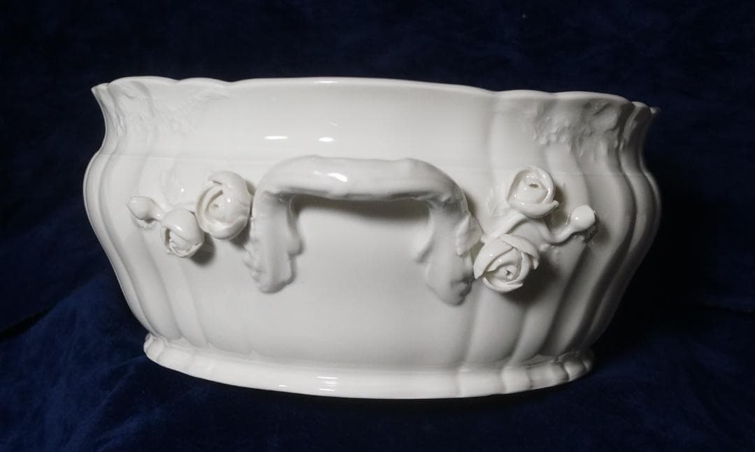 KPM白磁　Covered Vegetable Dish with figure