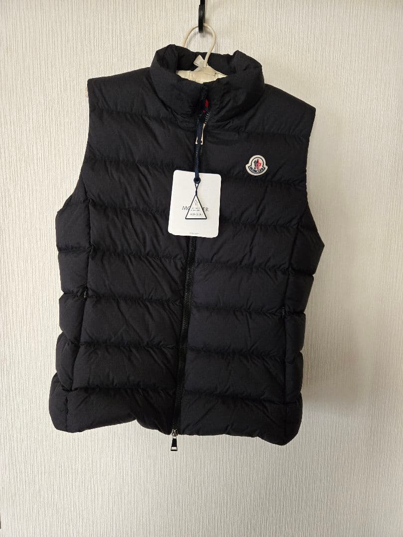 モンクレールの ブラック ダウンベスト