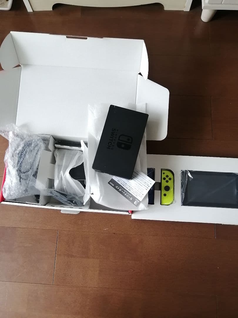 ゆ*じ様 ほぼ新品Nintendo Switch 本体