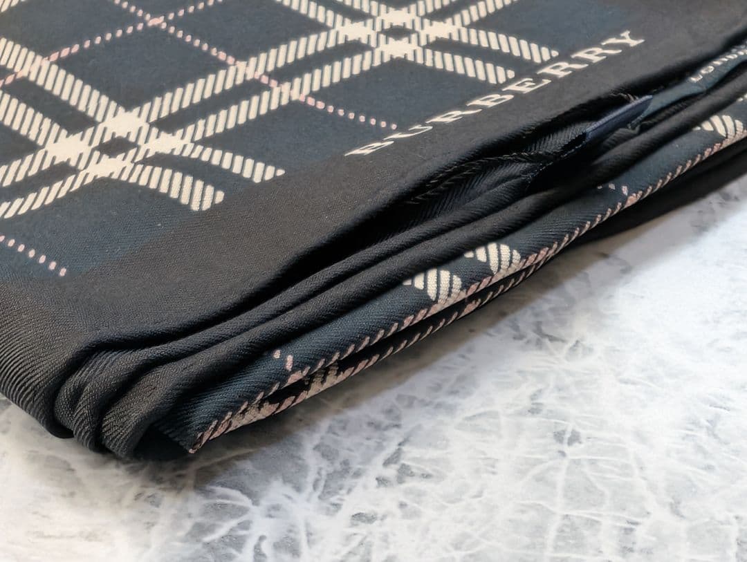 新品未使用BURBERRY バーバリーシルクスカーフ57×57ブラック正規品