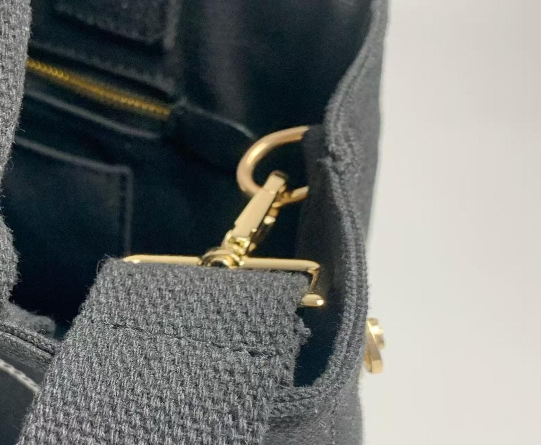 PRADA ブラックキャンバスショルダーバッグ