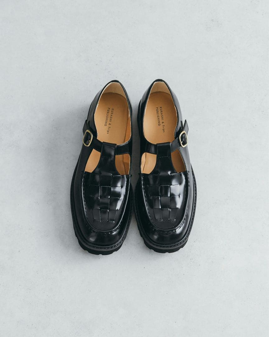 「つま先踊る、大人の相棒」こだわりソールのTストラップシューズ