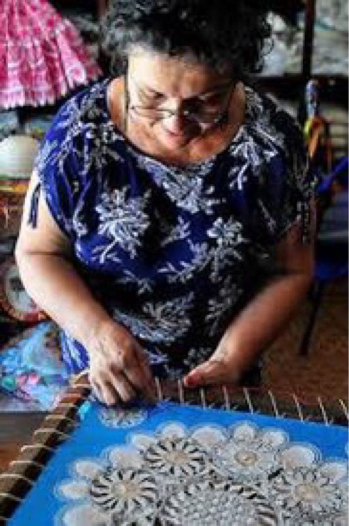 たまご形パラグアイ伝説織　ニャンドゥティ　テーブルセンター　テーブルランナー