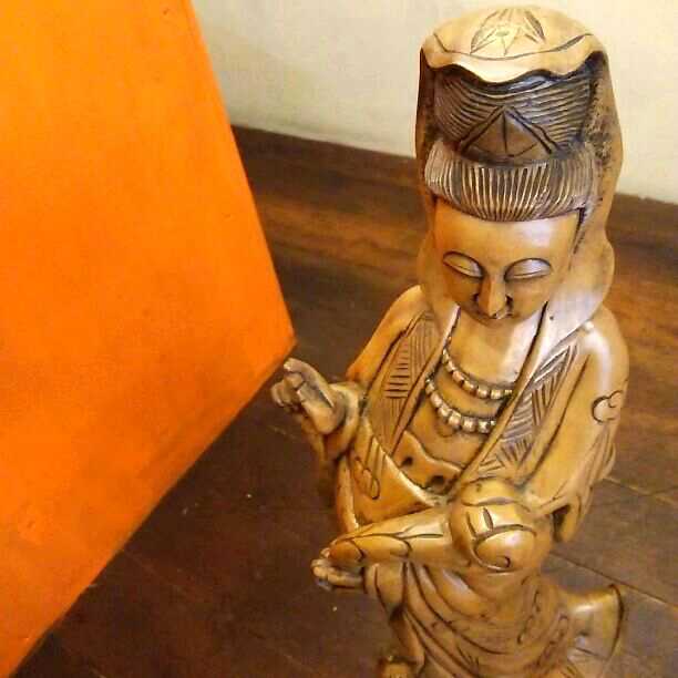 木彫りの菩薩彫刻