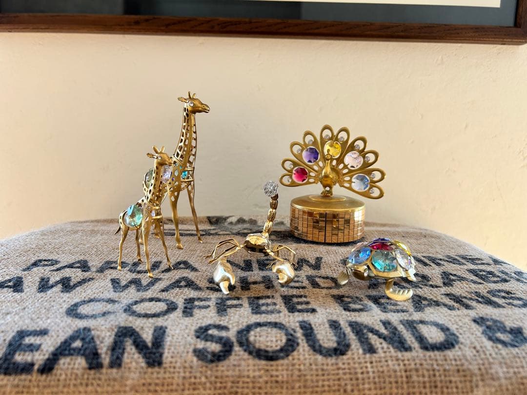 スワロフスキーストーン付孔雀（オルゴール）、キリン、亀、さそりの置物　5点セット