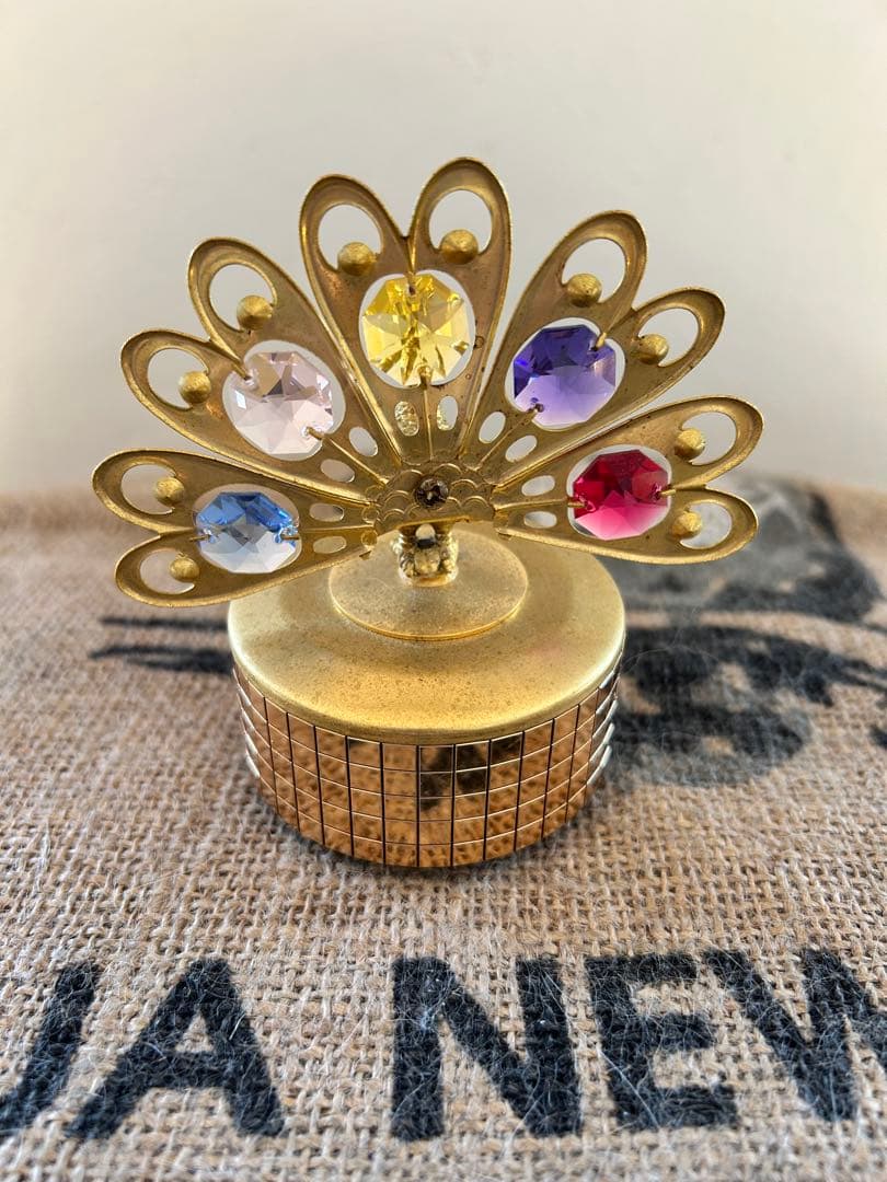 スワロフスキーストーン付孔雀（オルゴール）、キリン、亀、さそりの置物　5点セット