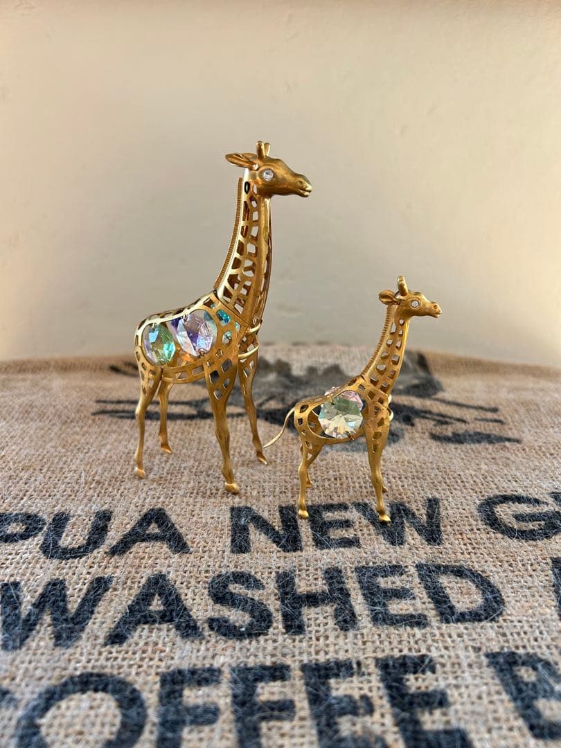 スワロフスキーストーン付孔雀（オルゴール）、キリン、亀、さそりの置物　5点セット