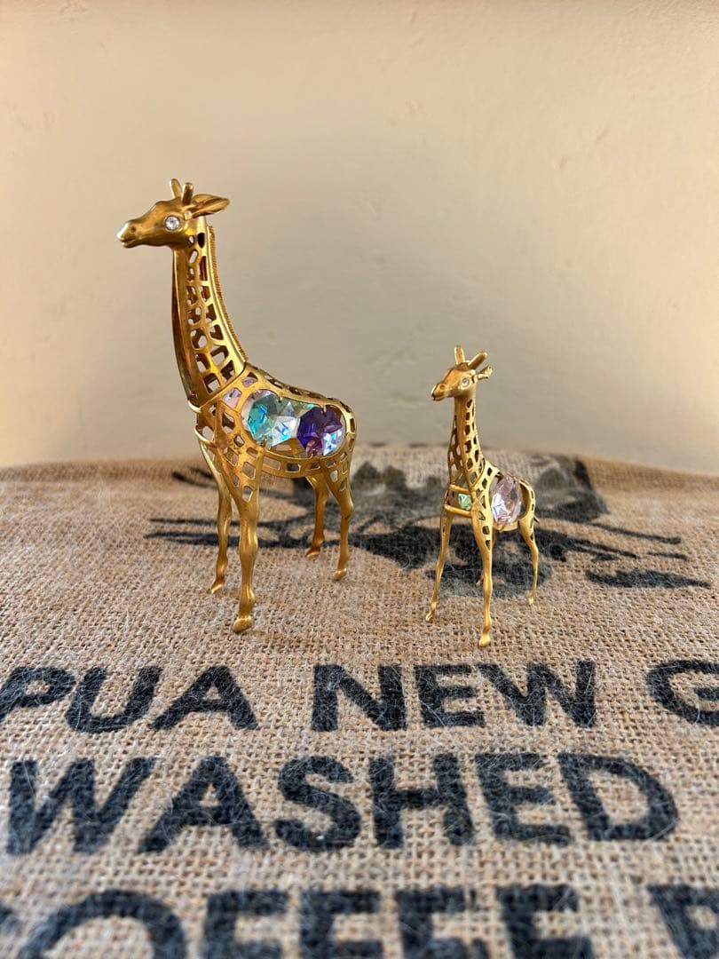 スワロフスキーストーン付孔雀（オルゴール）、キリン、亀、さそりの置物　5点セット