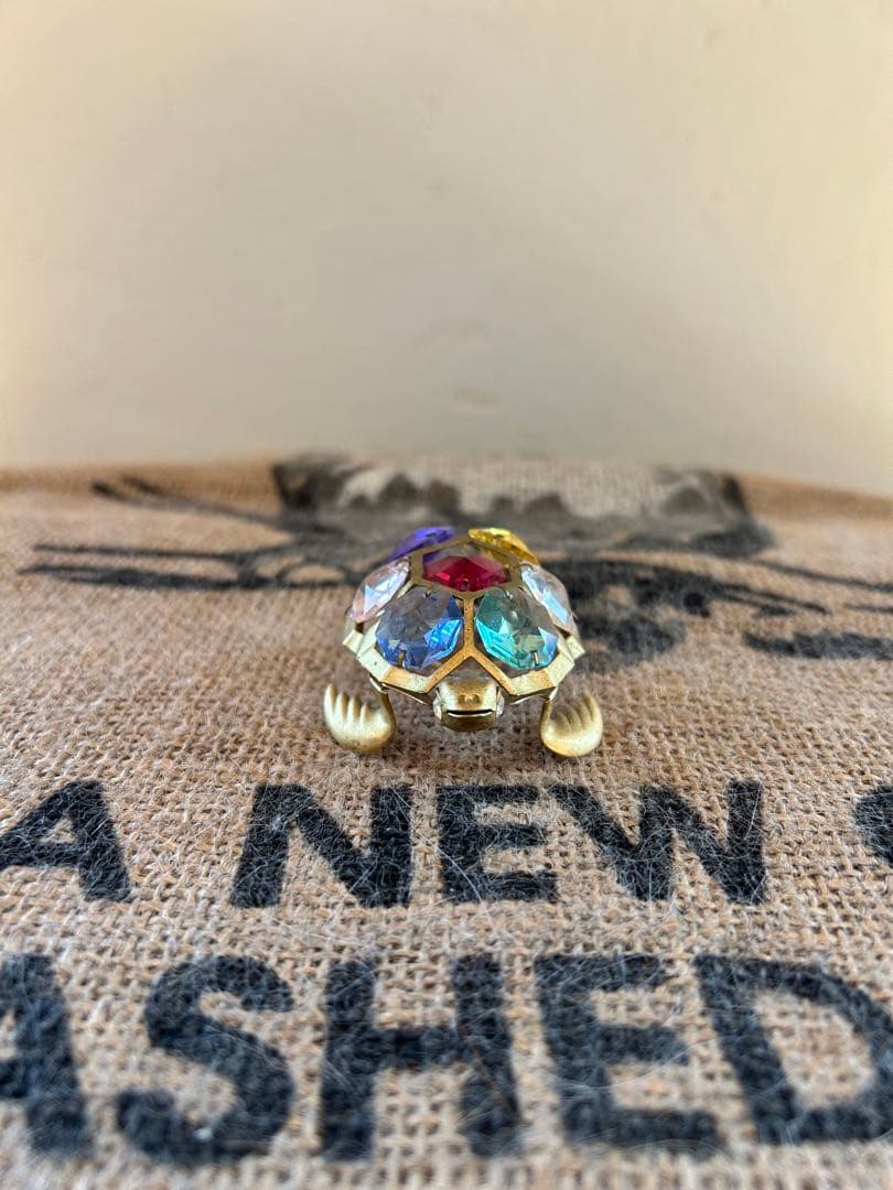 スワロフスキーストーン付孔雀（オルゴール）、キリン、亀、さそりの置物　5点セット