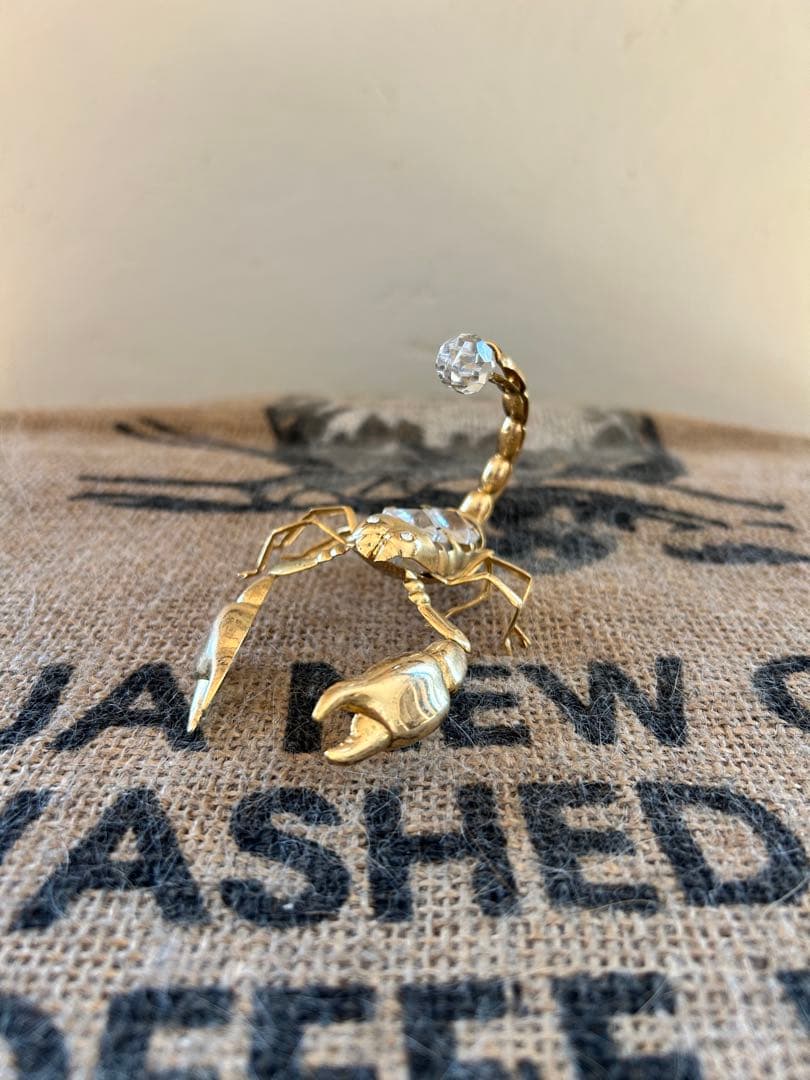 スワロフスキーストーン付孔雀（オルゴール）、キリン、亀、さそりの置物　5点セット