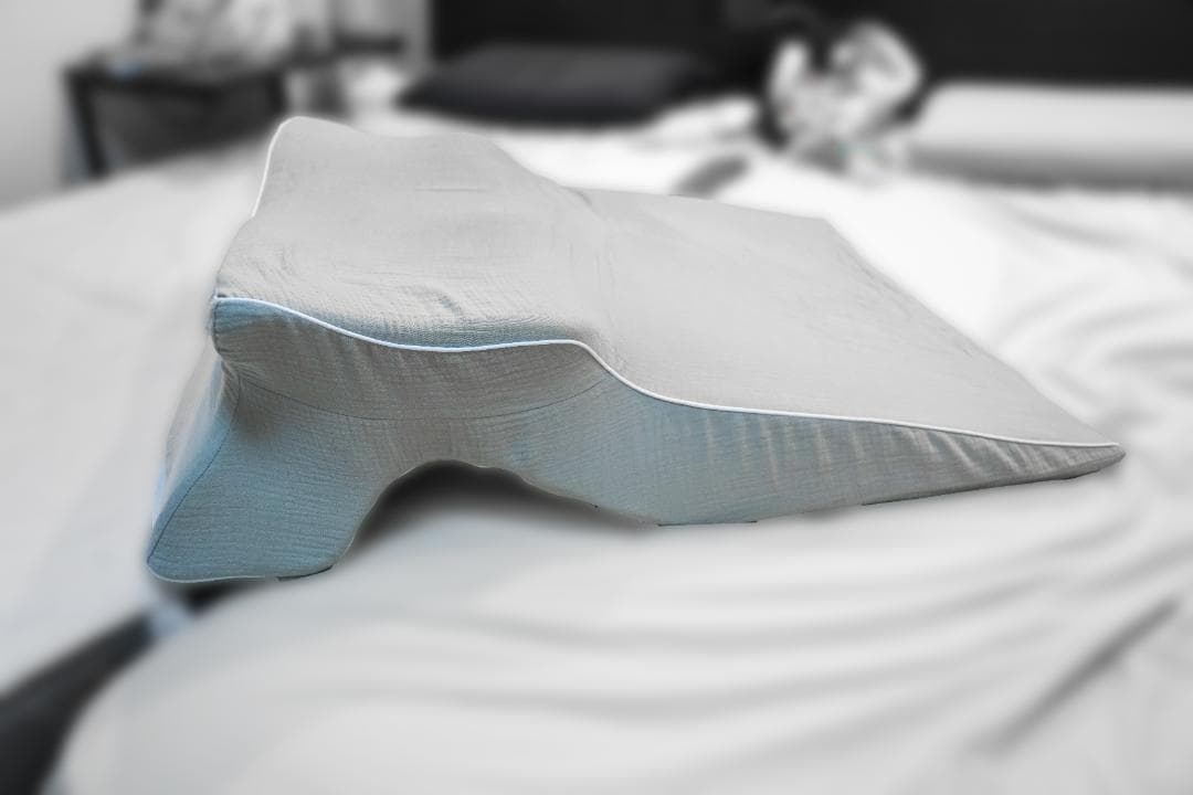 上半身を起こして呼吸がぐんとラクな姿勢 睡眠坂まくら SU-ZI(スージー)