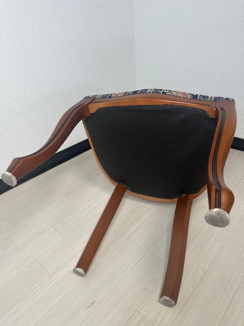 （1/4）ダイニングチェア 金華山張り アンティーク調 鋲打ち 彫刻 ※i4※