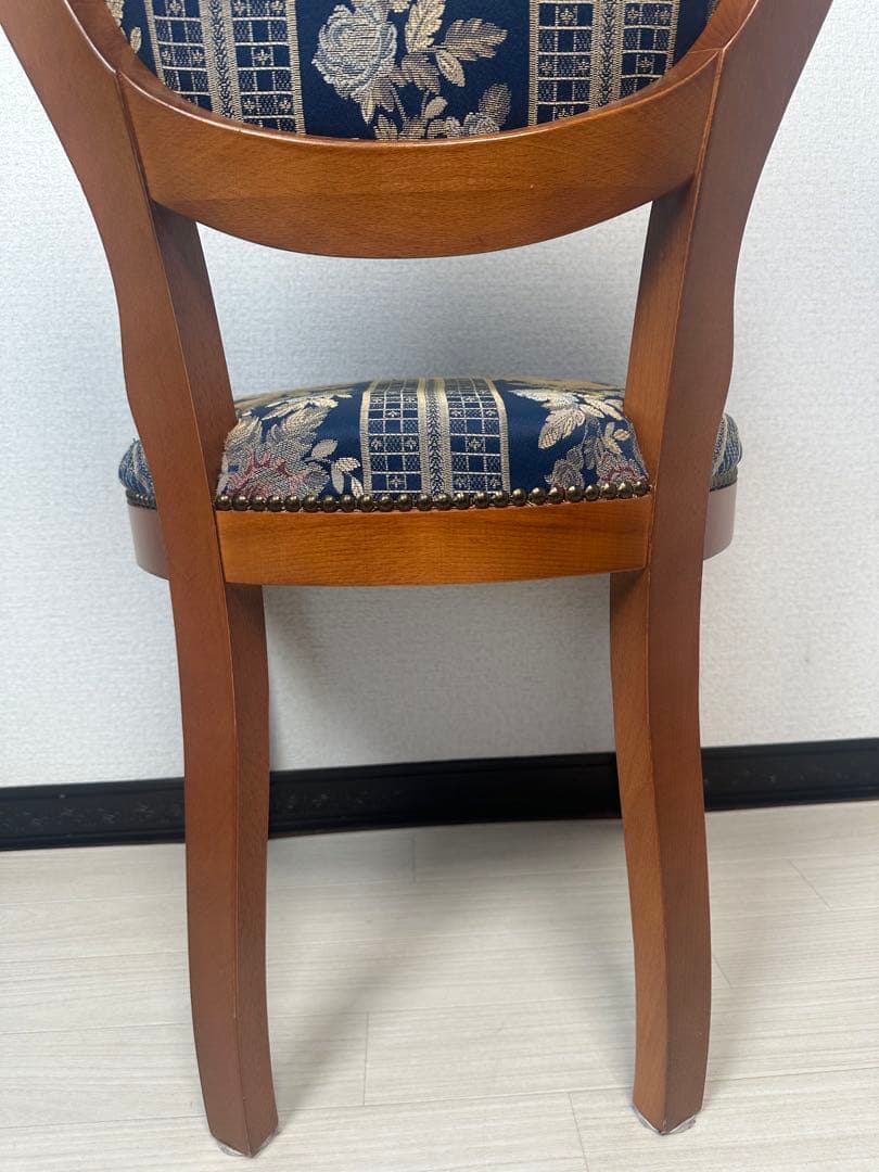 （1/4）ダイニングチェア 金華山張り アンティーク調 鋲打ち 彫刻 ※i4※