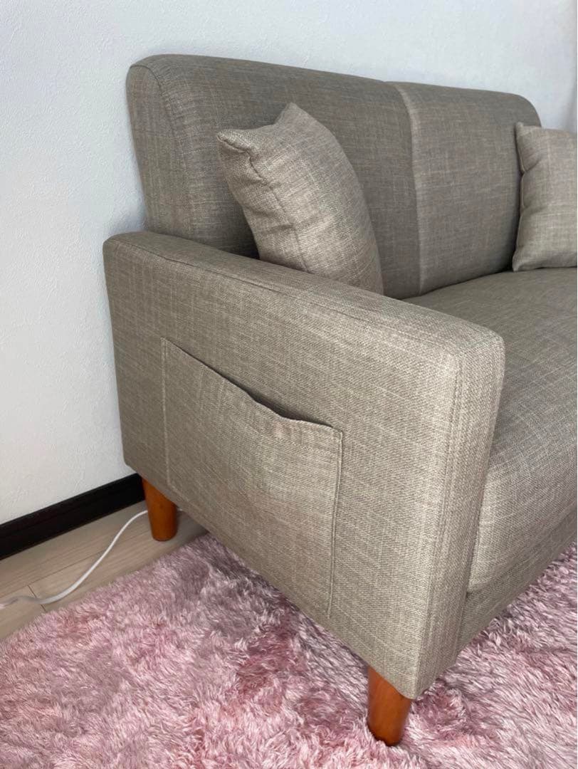 グレーのファブリック2人掛けソファ