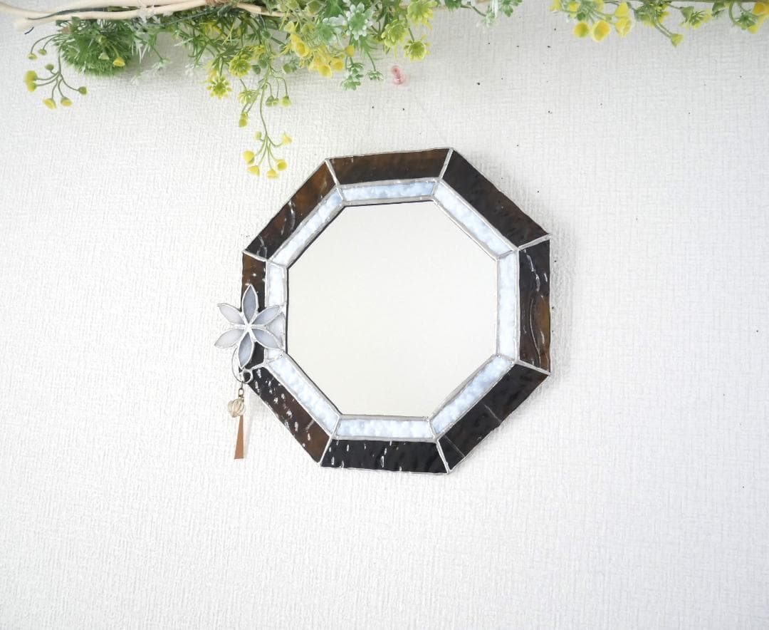 ✴︎:.。ブラウンとホワイトのツートン八角形鏡♪　ステンドグラス　(22㎝）