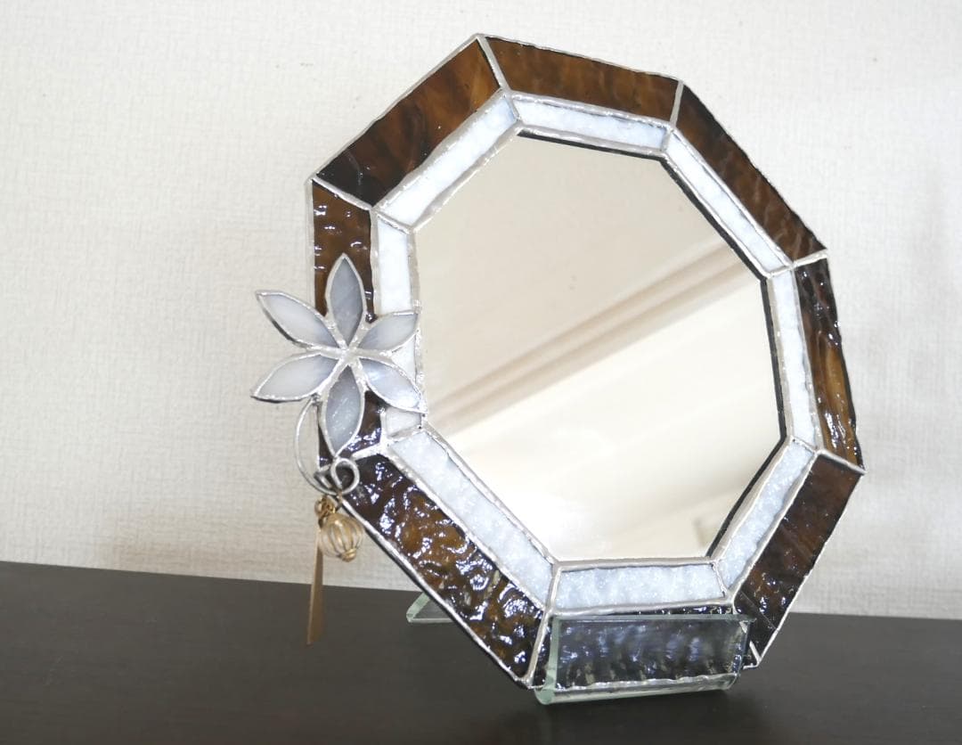 ✴︎:.。ブラウンとホワイトのツートン八角形鏡♪　ステンドグラス　(22㎝）