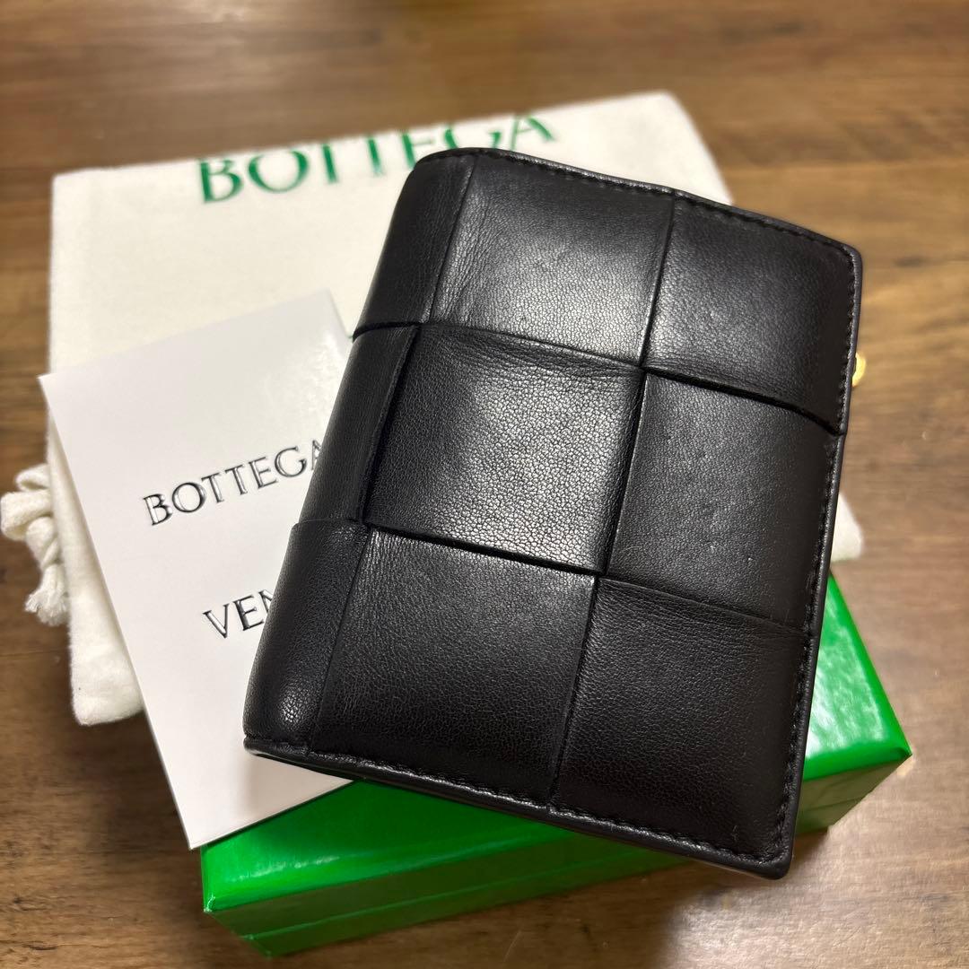 BOTTEGA VENETA ブラックレザー二つ折り財布