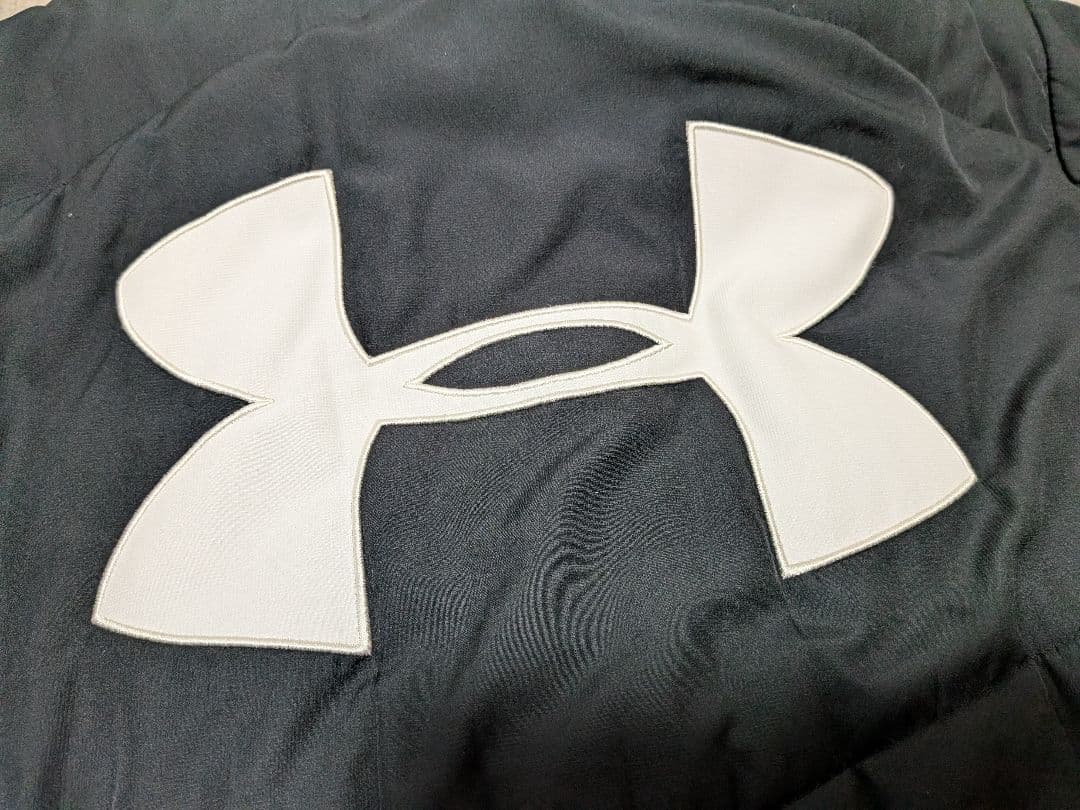 【美品】UNDER ARMOUR 刺繍ロゴ　フード付きロングベンチコート黒　XL