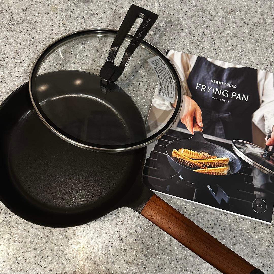 【美品】バーミキュラ　フライパン20cm オーク レシピブック 蓋付き