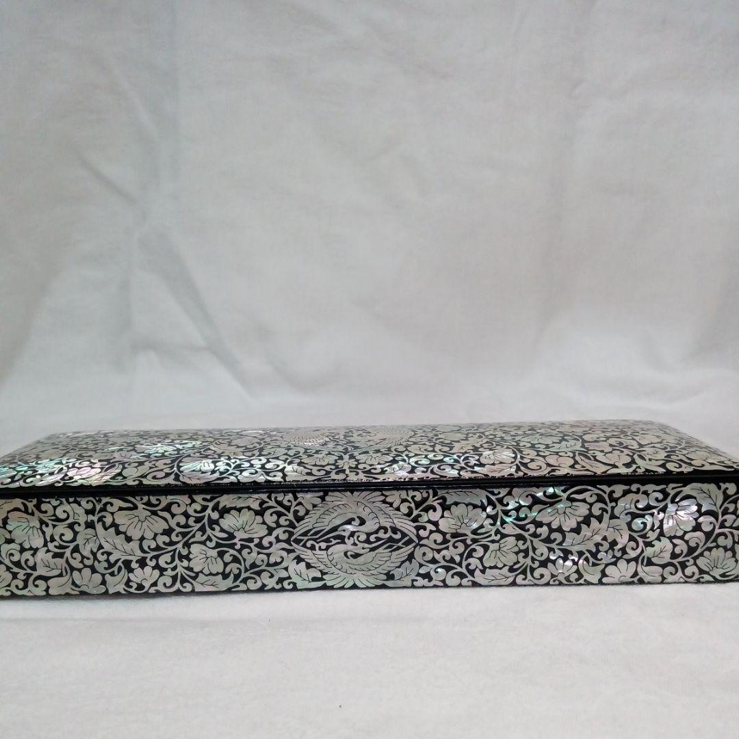 韓国螺鈿　らでんの長箱　内側には鮑貝　双鶴唐草文様　木製黒漆塗り　落款有　新品