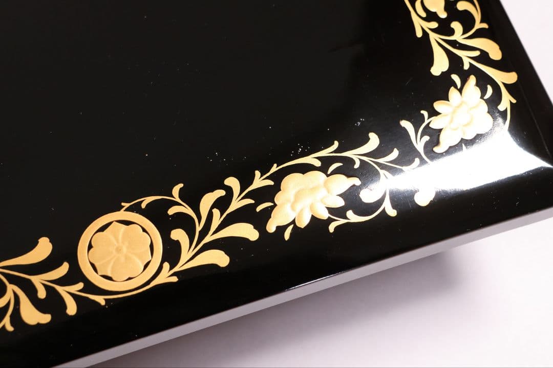【MB208】輪島塗 家紋金蒔絵 五段重箱 台付 剣片喰花唐草 黒塗梨地 天然木