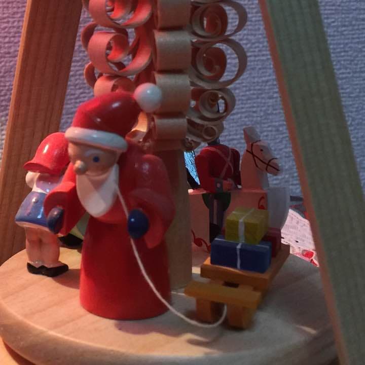 ドイツ伝統な回転式クリスマスキャンドルスタンド サンタクロース