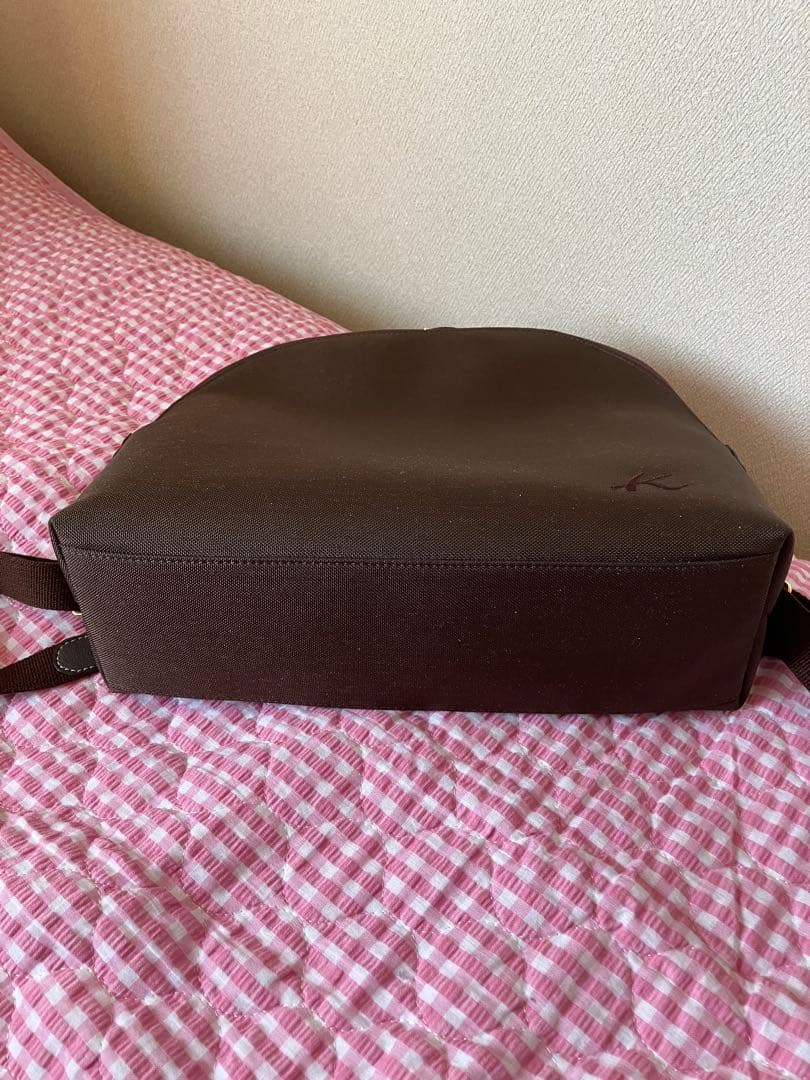 ブラウンバックパック Kの刺繍付き