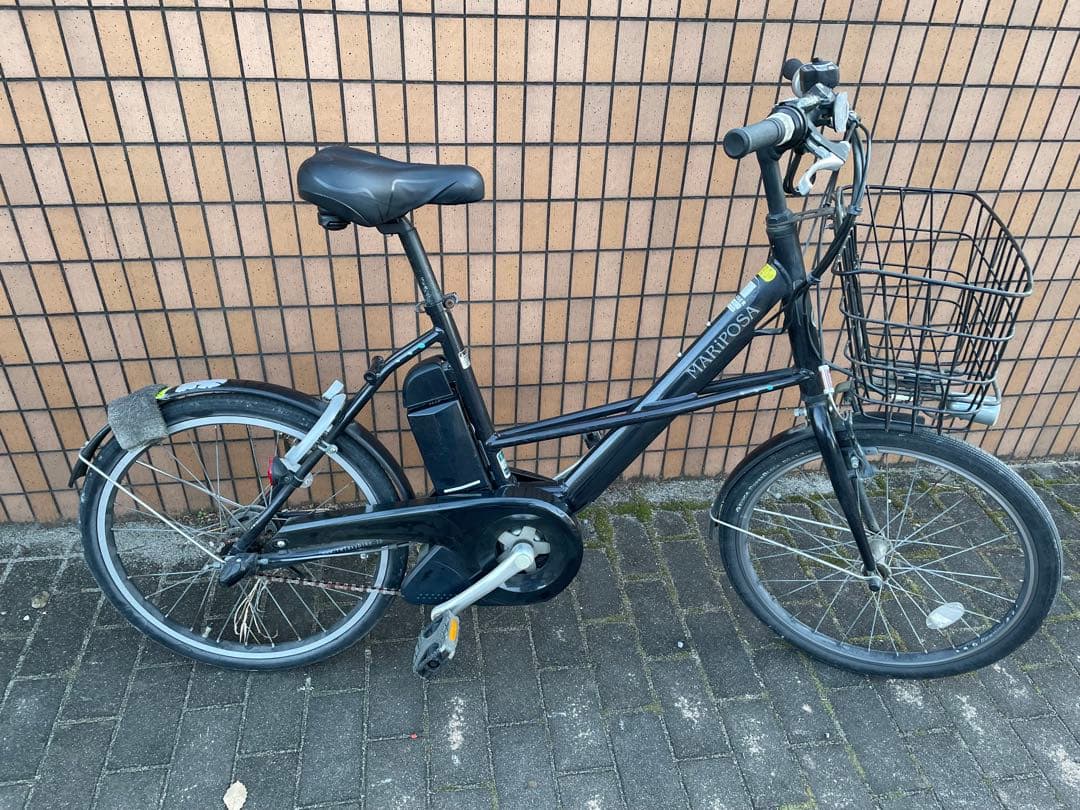 黒い電動アシスト自転車 シティタイプ 前面バスケット付き