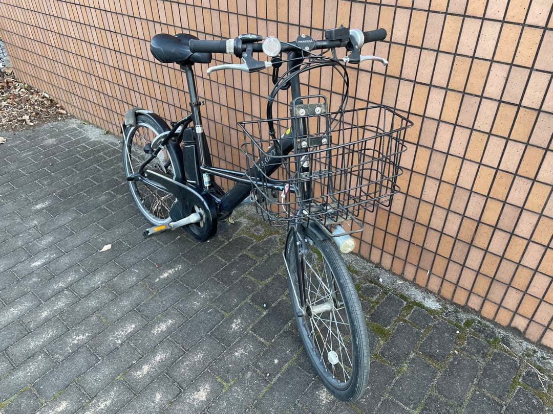 黒い電動アシスト自転車 シティタイプ 前面バスケット付き