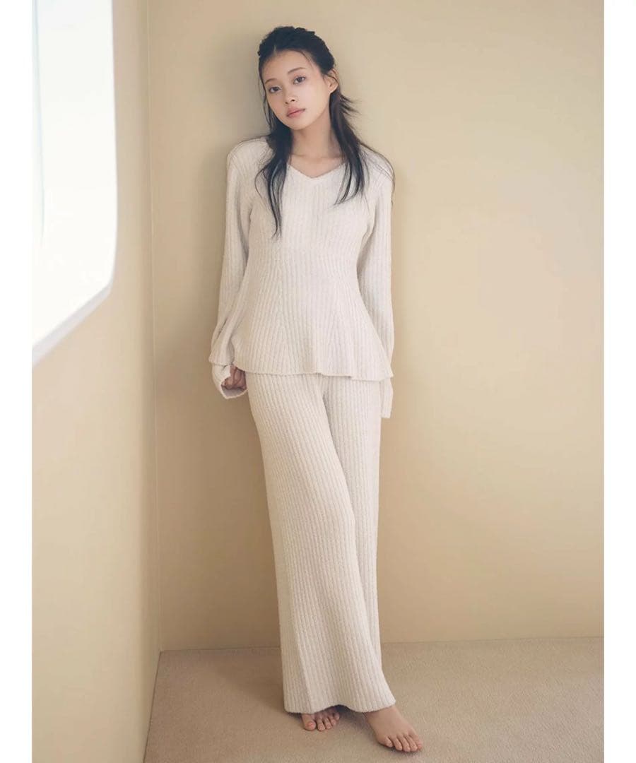 2025AW スナイデルホーム　ペプラムニットセットアップ