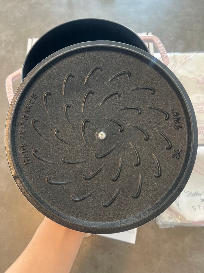 即日発送　新品日本未発売海外限定　ストウブ ハローキティコラボ　ワナベ24cm