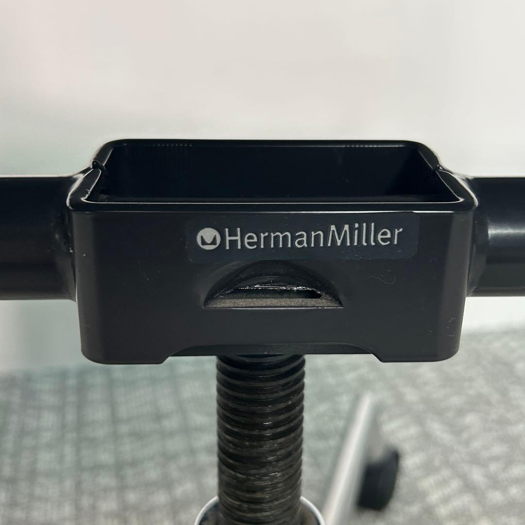 A. ハーマンミラー キャスターチェア アルミナムチェア 本革