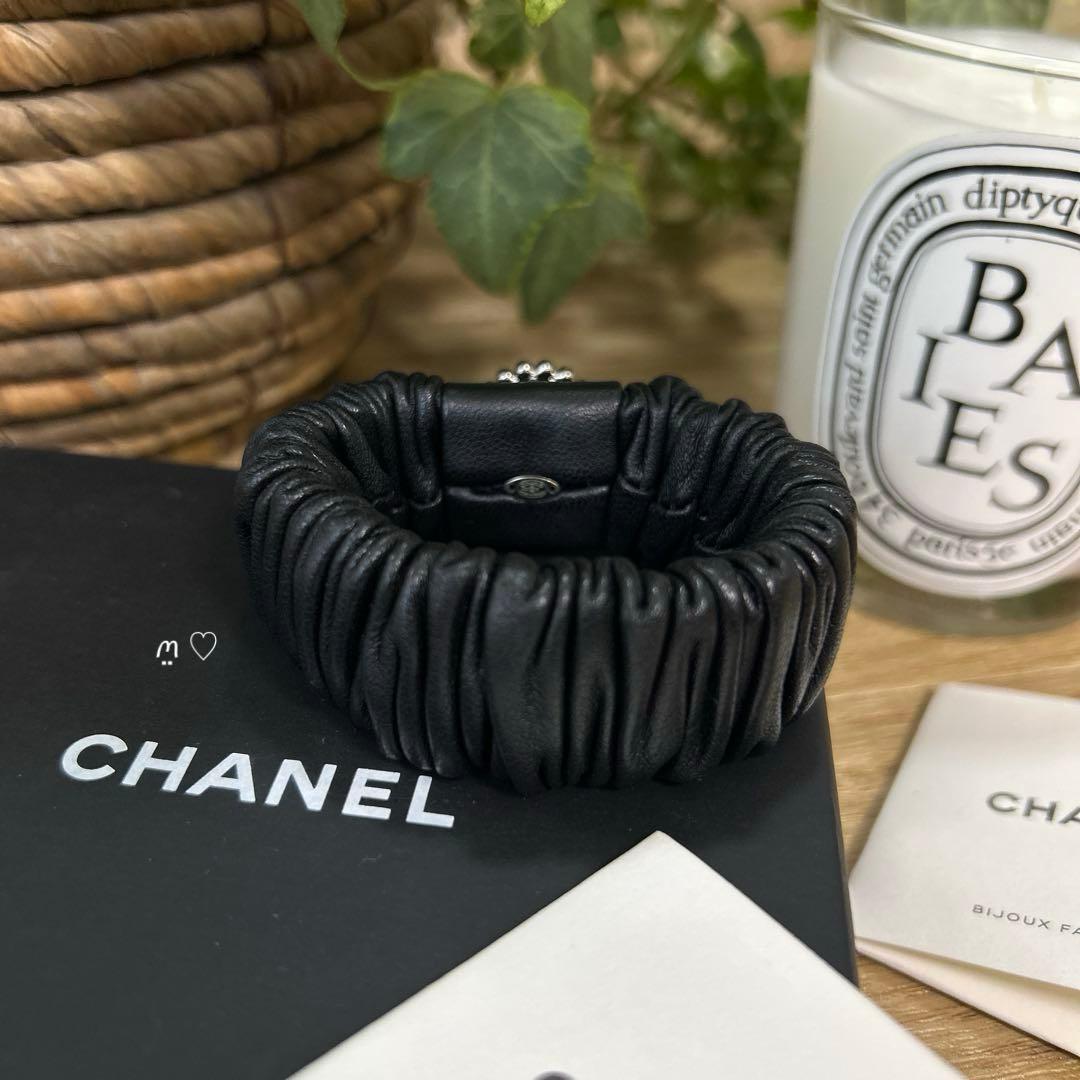 CHANELシャネル　ラインストーン　ココマークラムレザーシュシュ　ヘアゴム