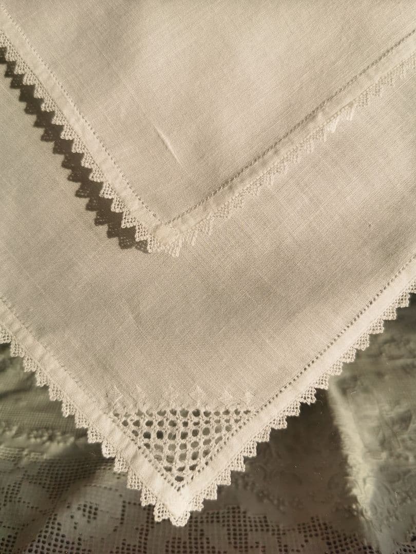アンティーク 緻密なシュバルム白糸刺繍 繊細なトライアングルフリル ハンカチ β