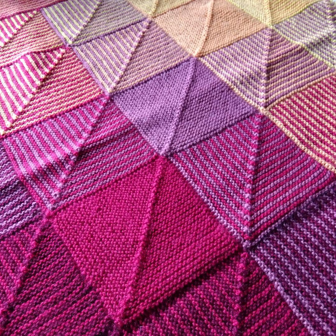 モチーフ編みブランケット マルチカバー　レッド系