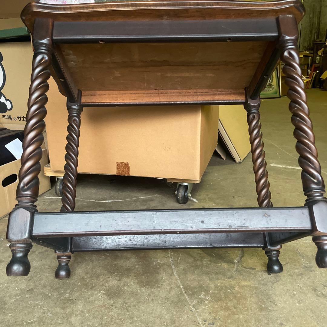 イギリスのアンティーク家具　ツイストレッグのオケージョナルテーブル