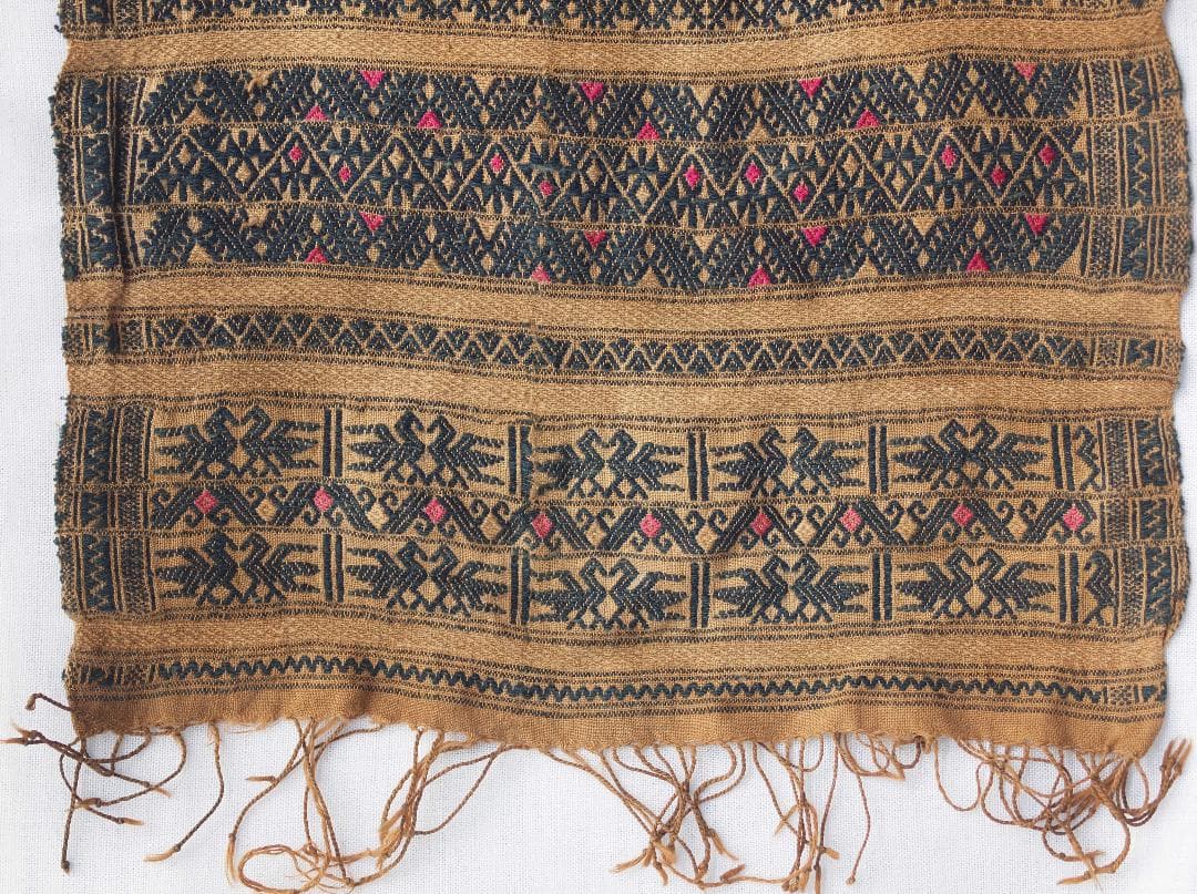 中国南部貴州省トン族の茶・黒の布に鳥や山形モチーフ、赤と茶で菱形と十字の刺繍古布