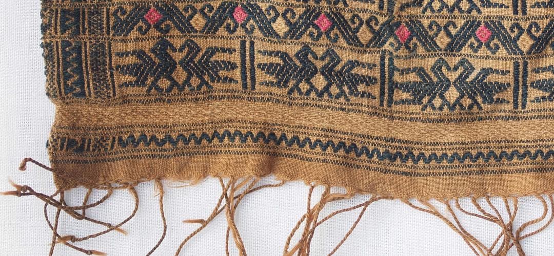 中国南部貴州省トン族の茶・黒の布に鳥や山形モチーフ、赤と茶で菱形と十字の刺繍古布